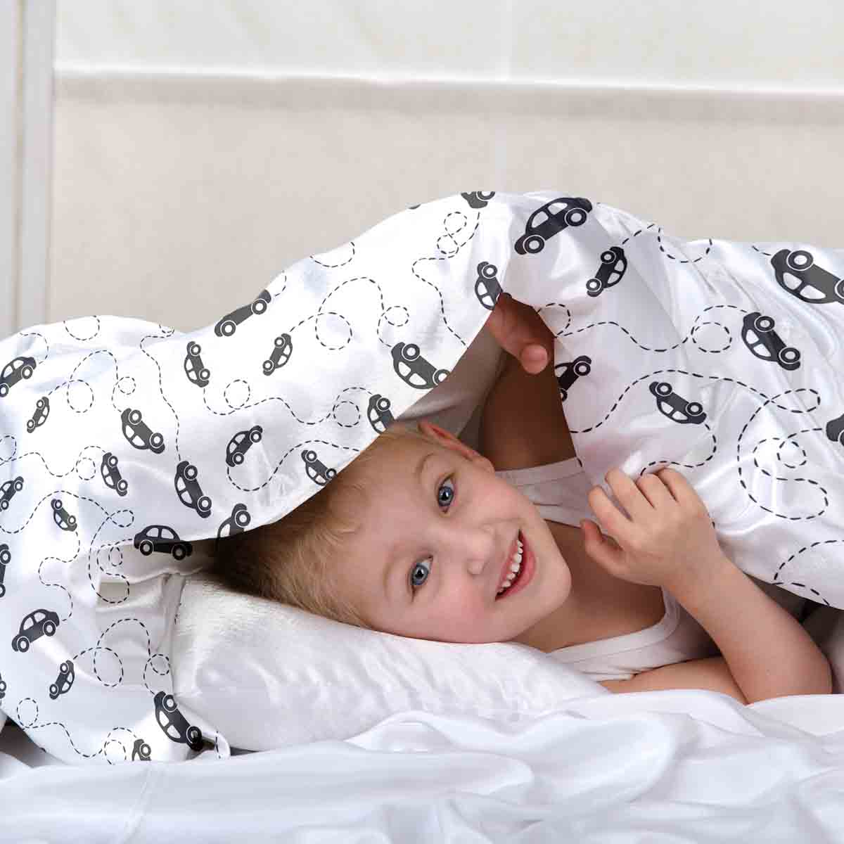 Set di biancheria da letto con coperte terapeutiche e automobili nere