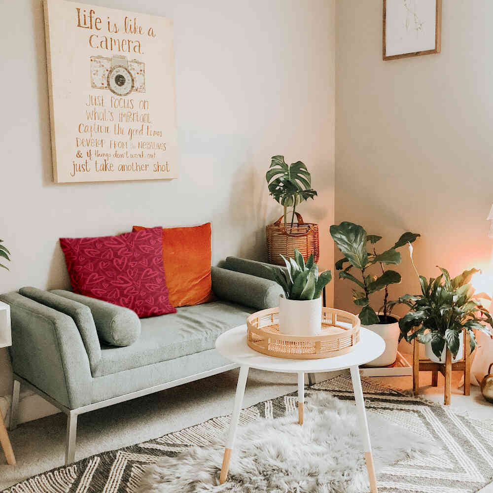 Cuscino sanitario rosso con motivo a cuore rosa