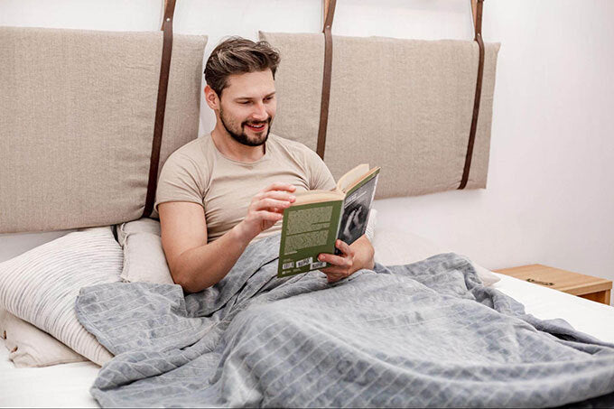 Person mit Therapiedecke