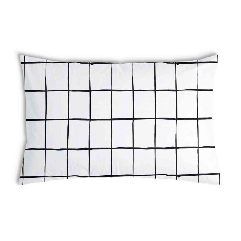 Cuscino sanitario bianco con quadri neri