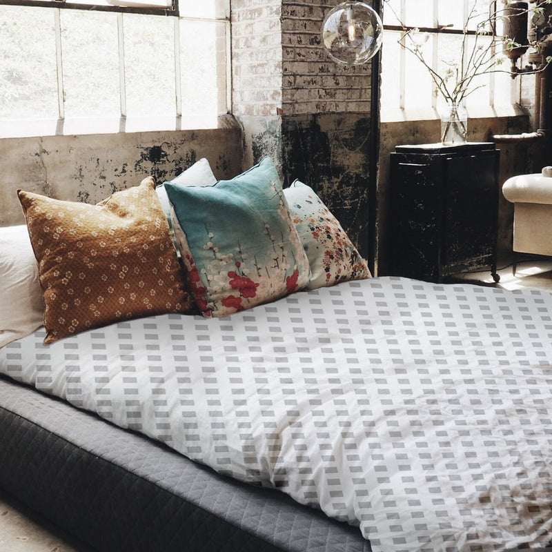 Set di biancheria da letto con coperte terapeutiche bianco con delicati quadretti