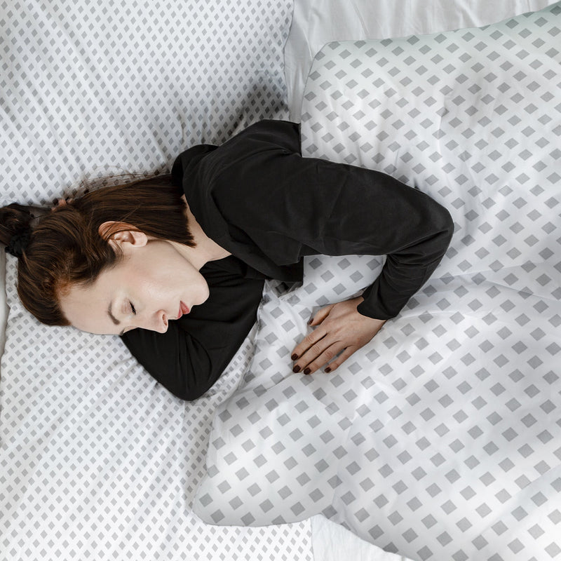 Set di biancheria da letto con coperte terapeutiche bianco con delicati quadretti
