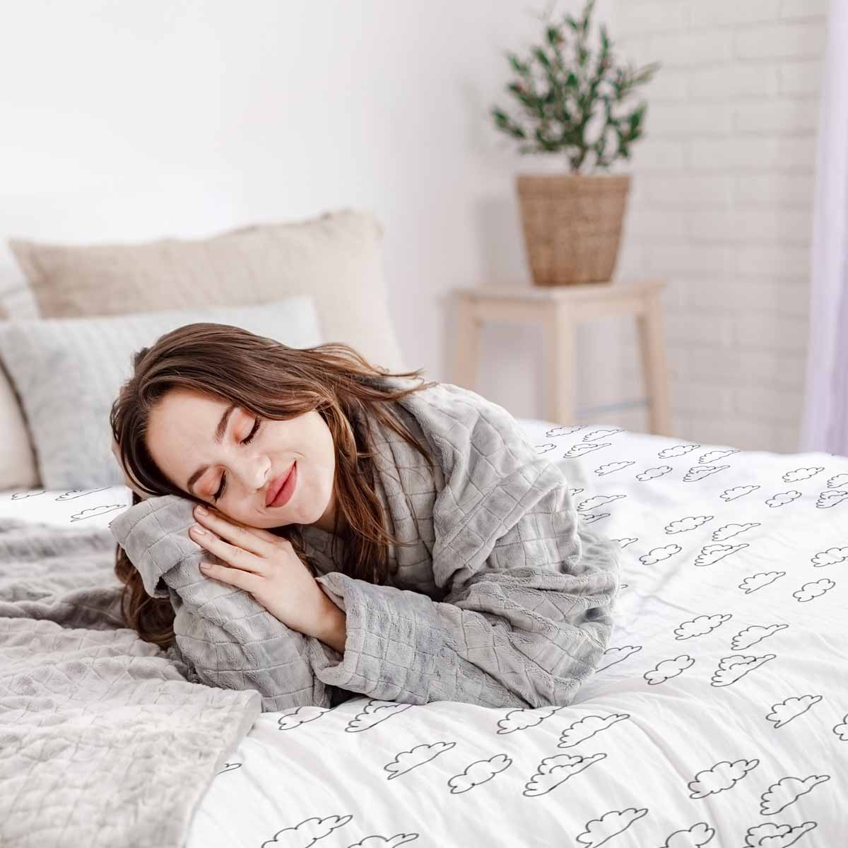 Set di biancheria da letto con coperta terapeutica bianca con nuvole