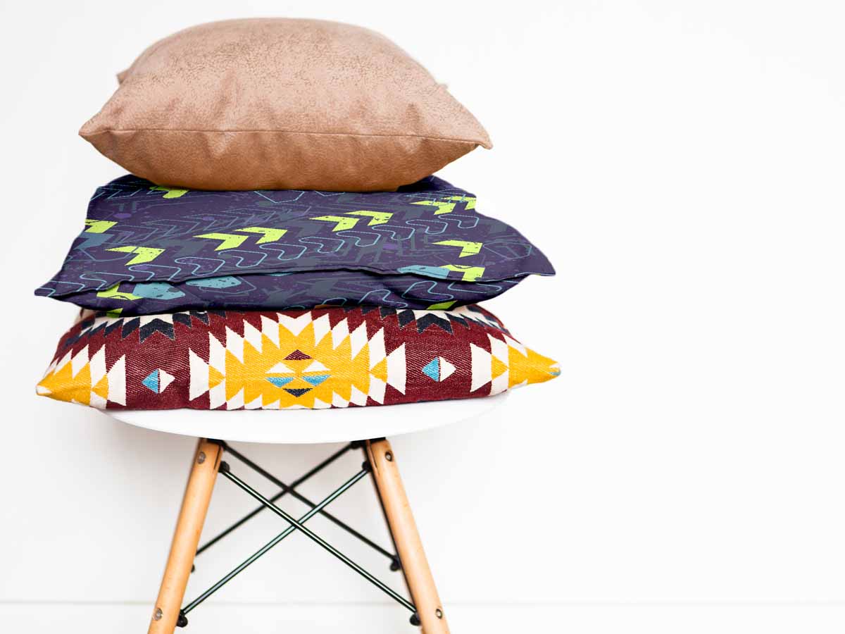 Cuscino sanitario blu scuro con frecce