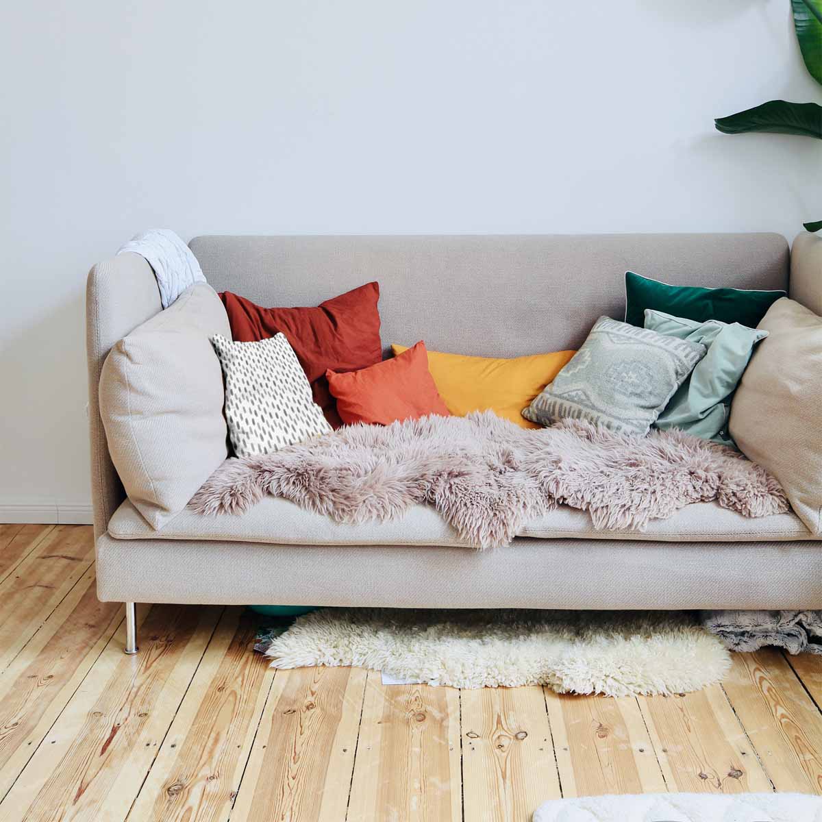 Cuscino sanitario bianco con macchie grigie