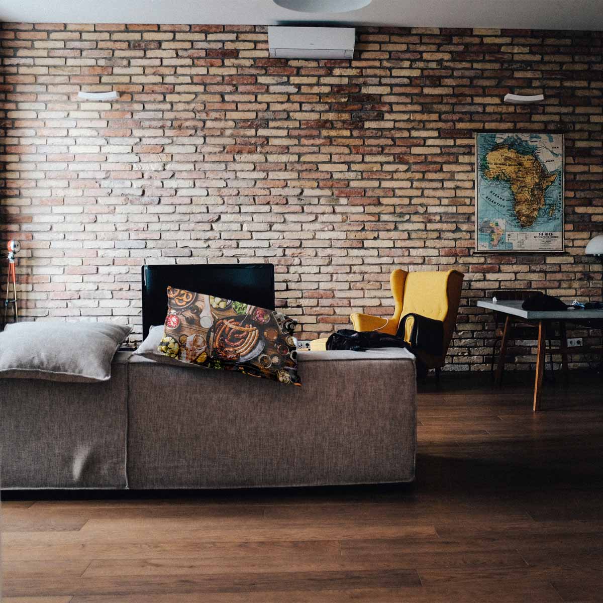 Cuscino sanitario con piatto di salsicce