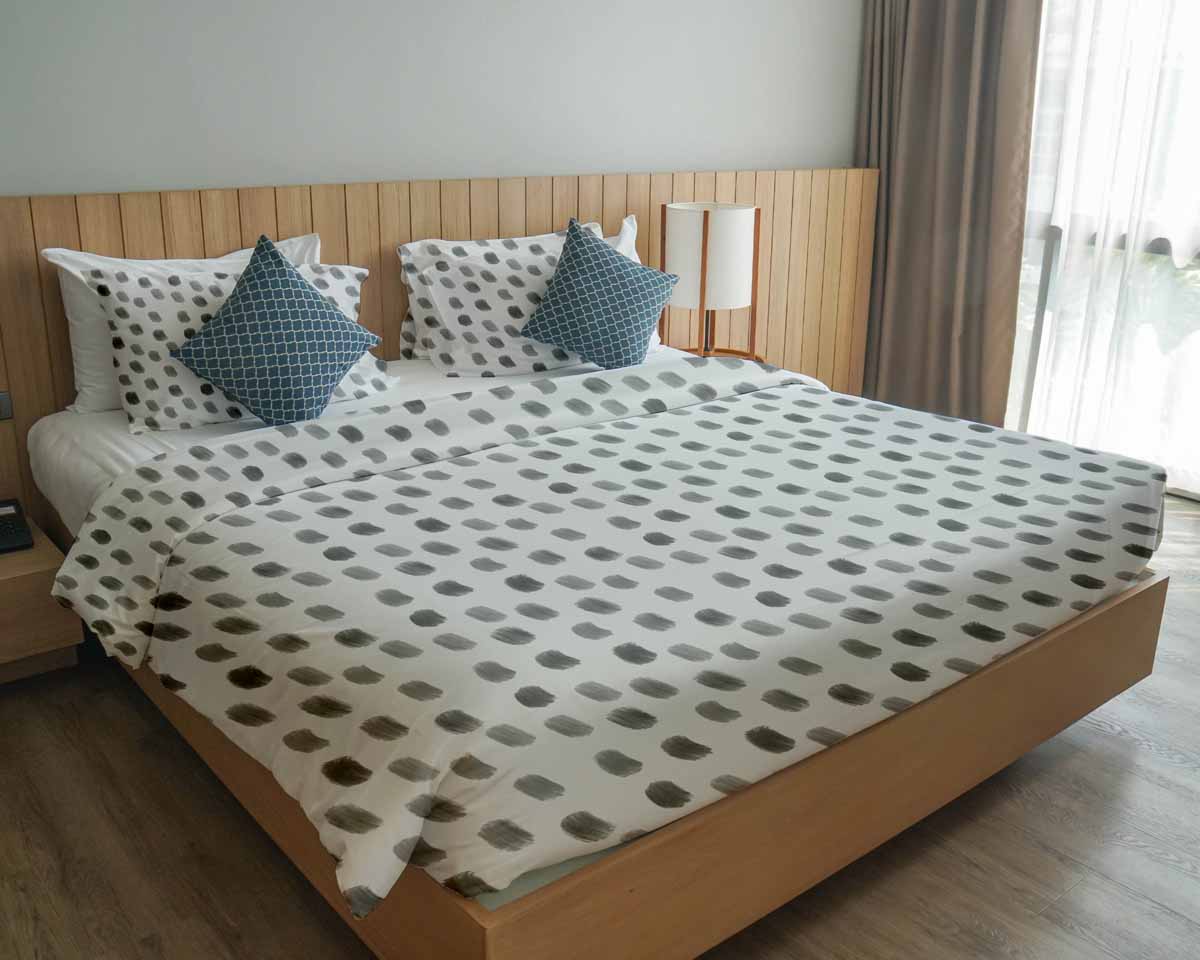 Set di biancheria da letto con coperta terapeutica bianca con puntini grigi