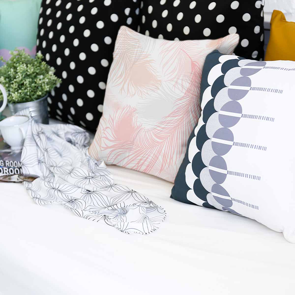 Cuscino sanitario bianco con piume rosa