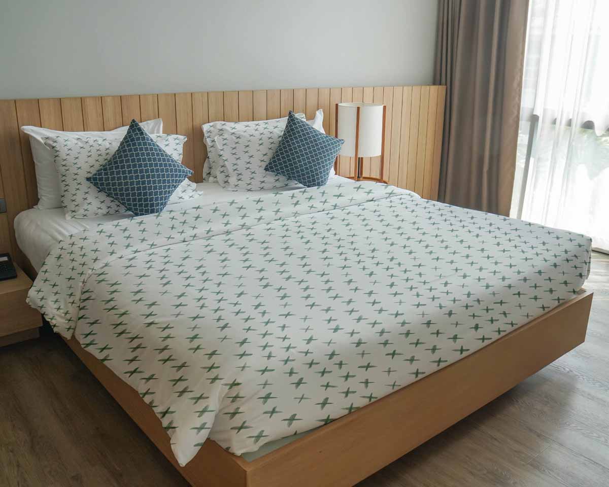 Set di biancheria da letto con coperte terapeutiche con croci verdi