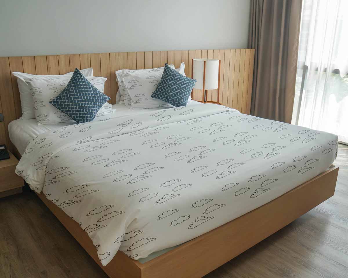 Set di biancheria da letto con coperta terapeutica bianca con nuvole