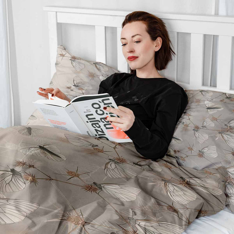 Set di biancheria da letto beige con coperte terapeutiche e tarme