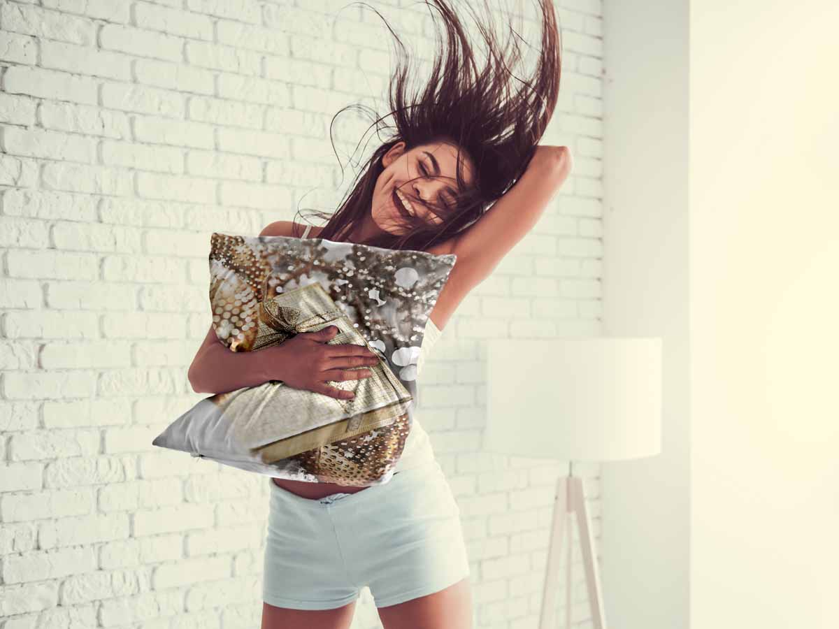 Cuscino salute con regalo dorato