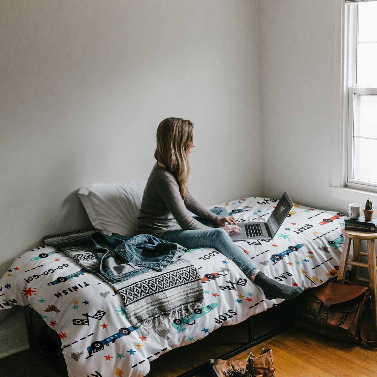 Set di biancheria da letto con coperta terapeutica bianca con macchine da corsa