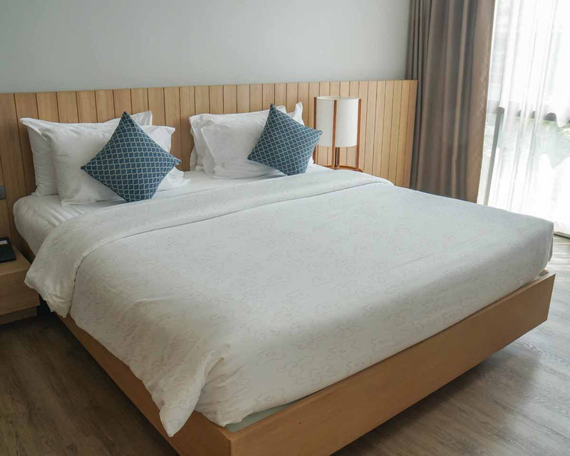 Set di biancheria da letto con coperte terapeutiche bianco con delicati fiori