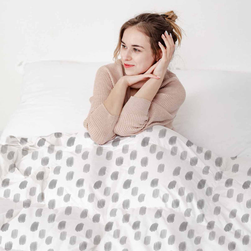 Set di biancheria da letto con coperta terapeutica bianca con puntini grigi