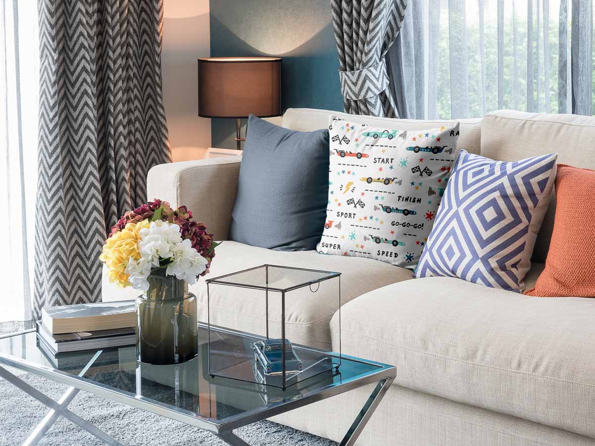 Cuscino sanitario bianco con macchine da corsa