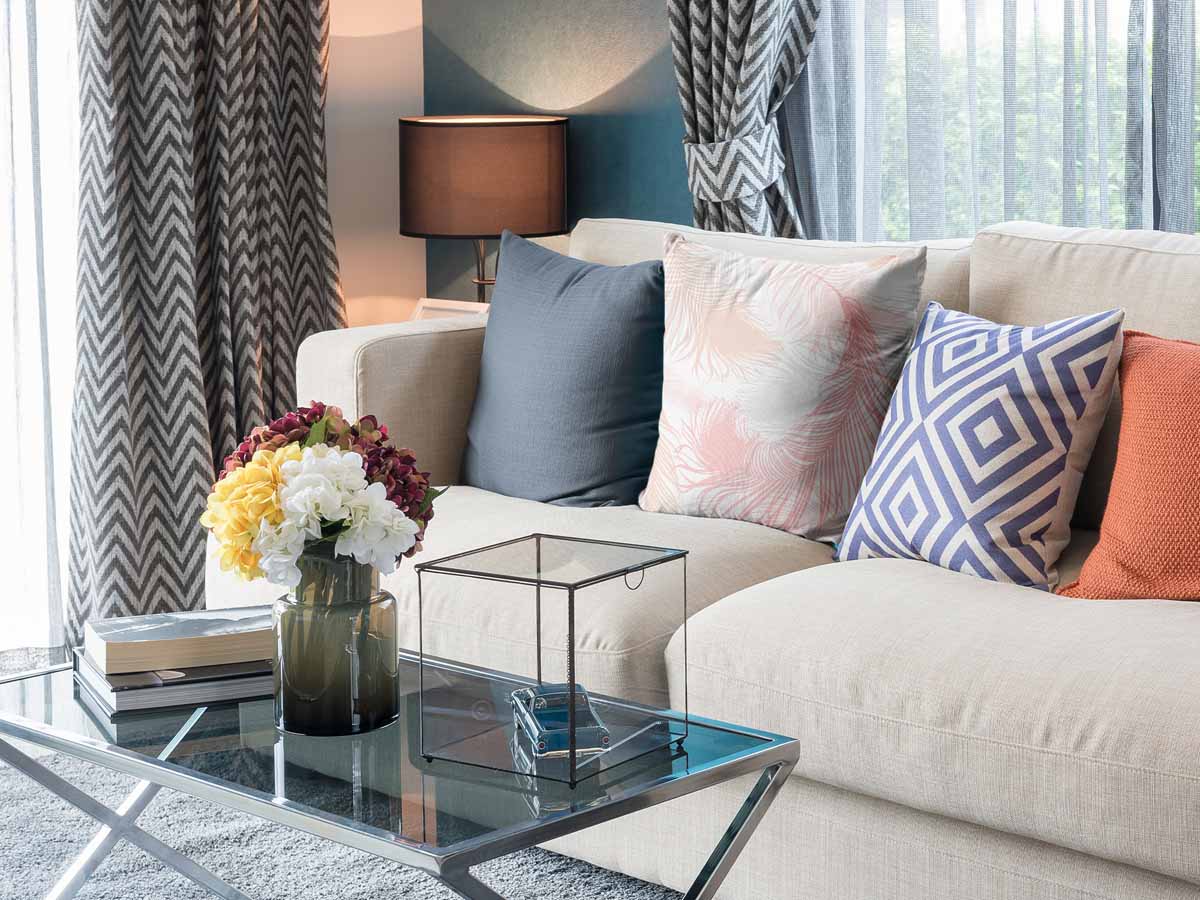 Cuscino sanitario bianco con piume rosa