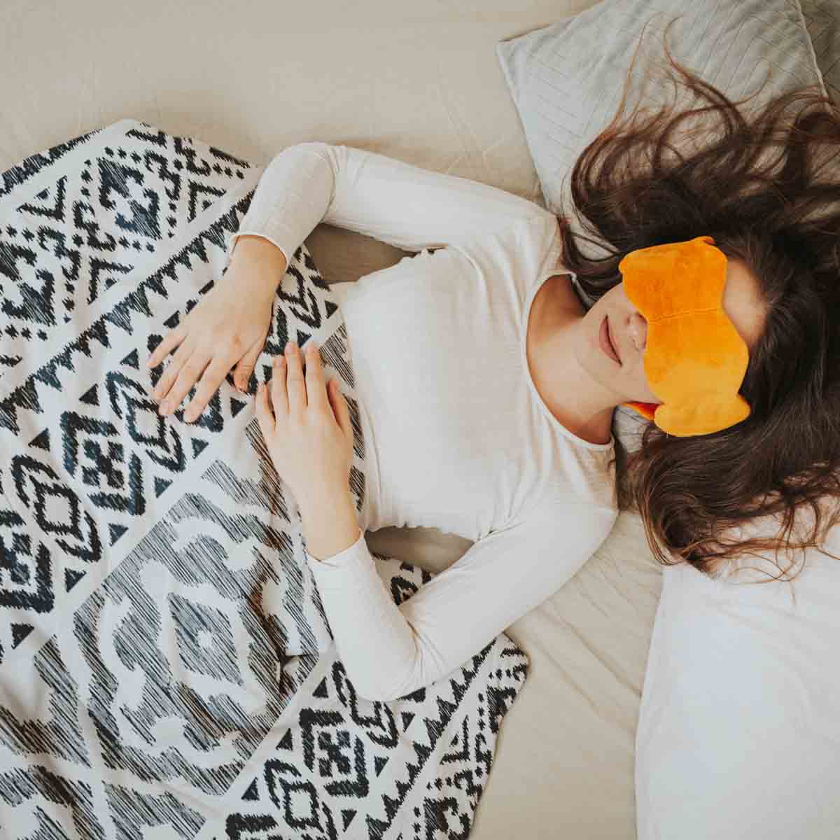 Set di biancheria da letto con coperte terapeutiche e forme nere