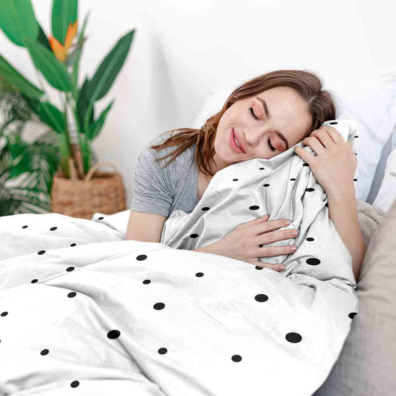 Set di biancheria da letto con coperta terapeutica bianca con punti sparsi