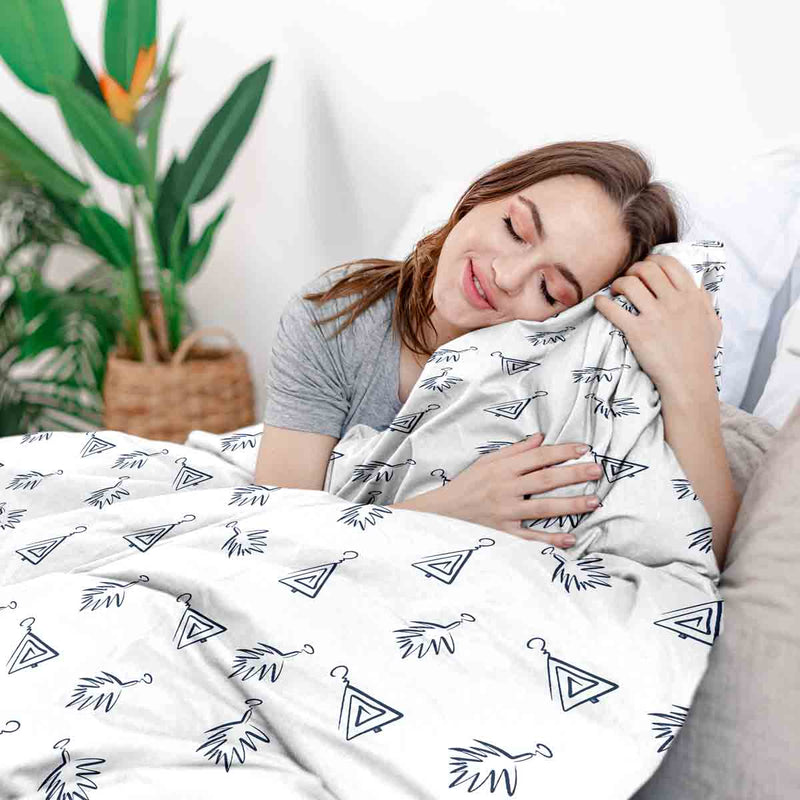Set di biancheria da letto con coperte terapeutiche bianche e orecchini boho