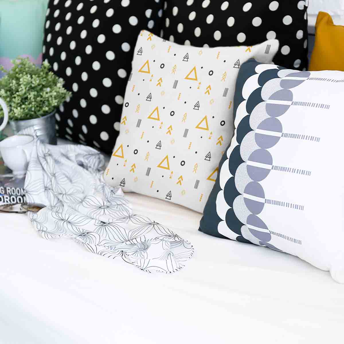 Cuscino sanitario bianco con triangoli gialli