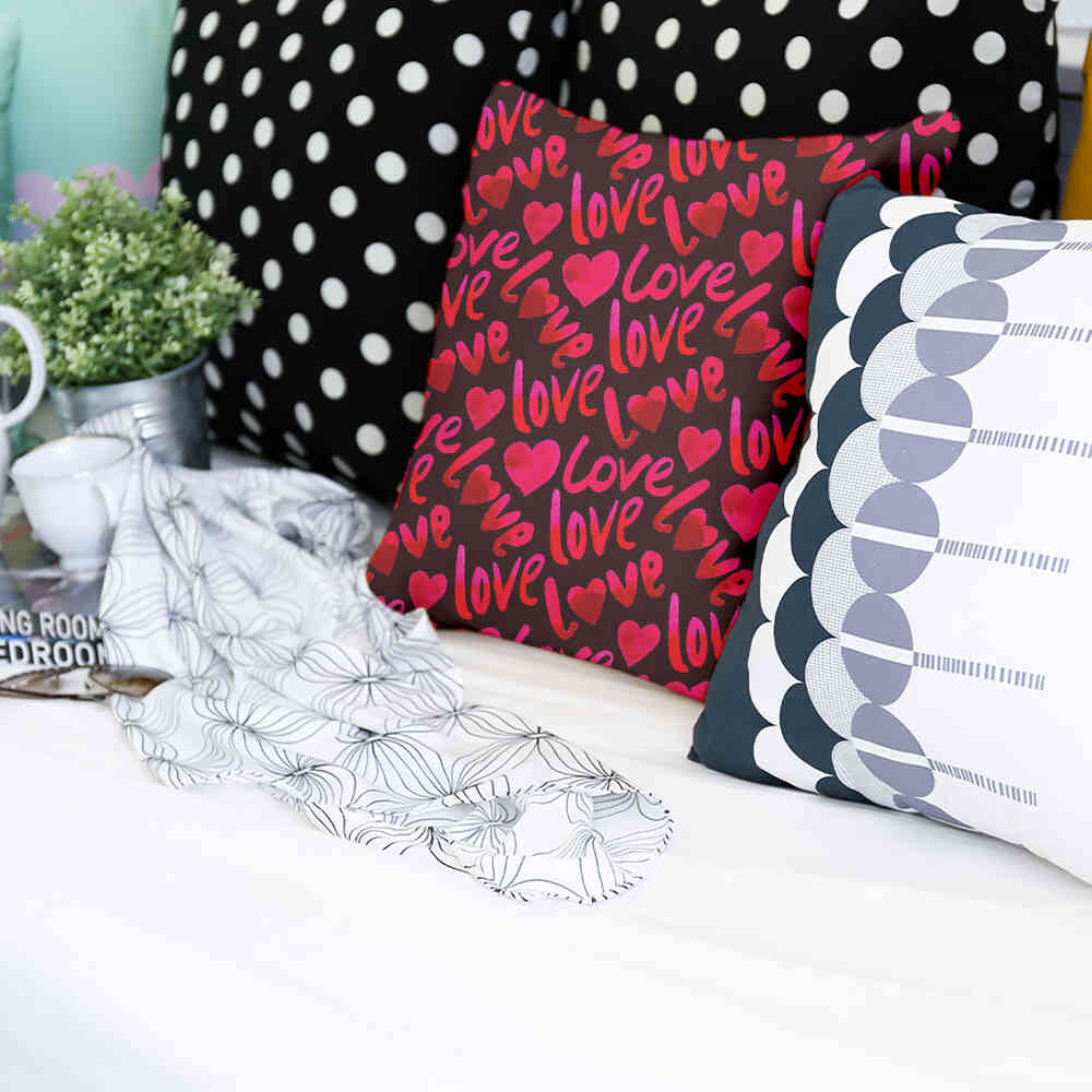 Cuscino salute nero con scritta Love