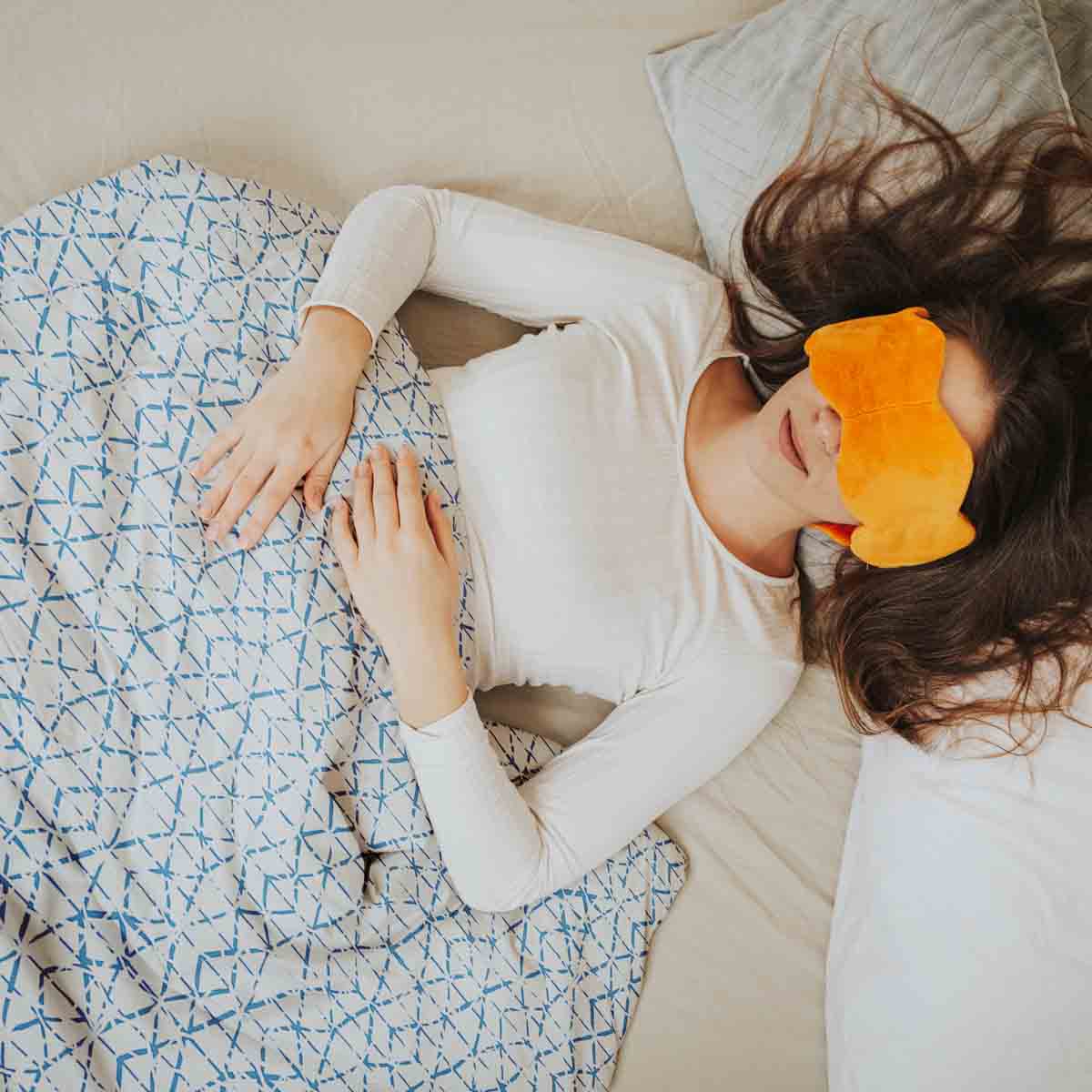 Set di biancheria da letto con coperte terapeutiche bianco con delicate forme blu