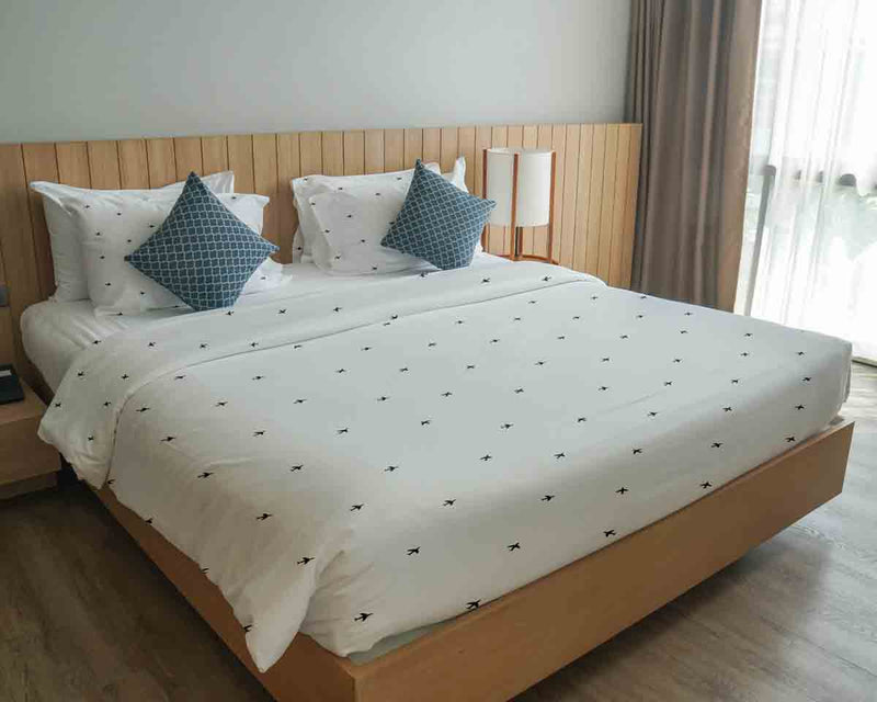 Set di biancheria da letto con coperta terapeutica bianca con aeroplani