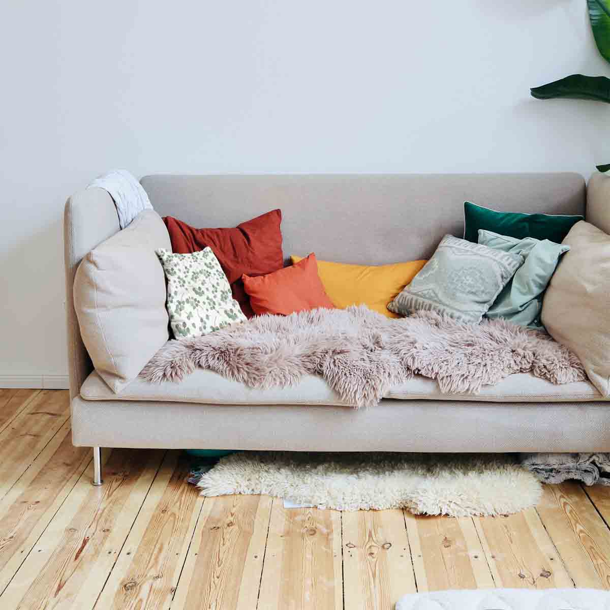 Cuscino salute bianco con rami di eucalipto