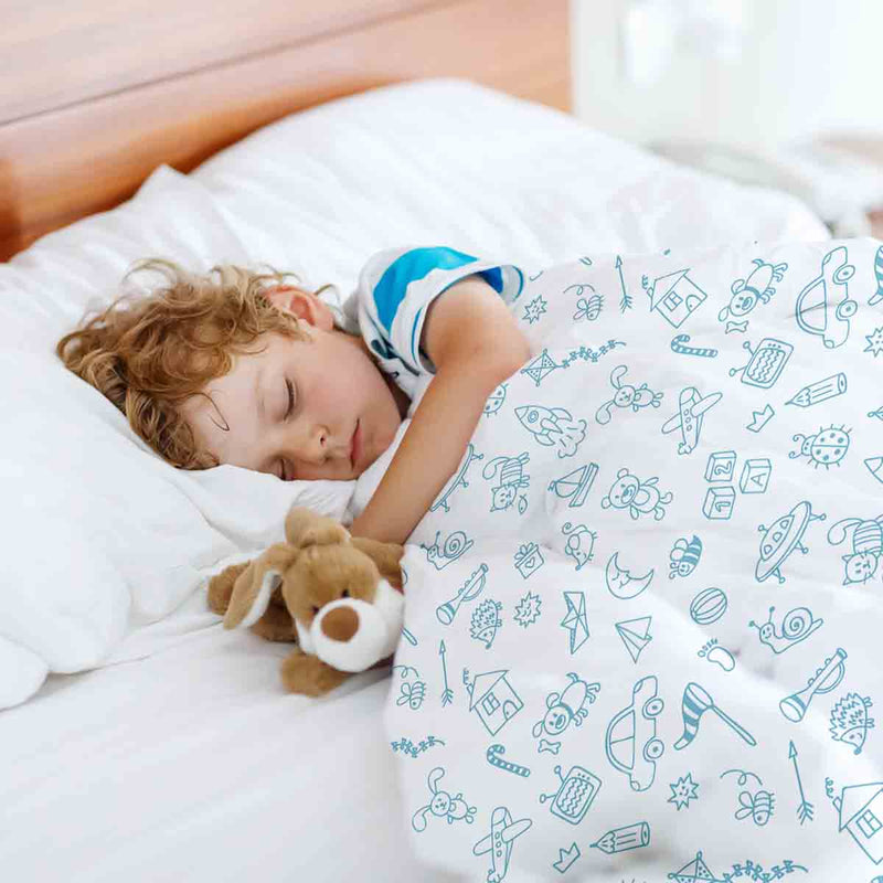 Set di biancheria da letto con coperte terapeutiche bianche e giocattoli