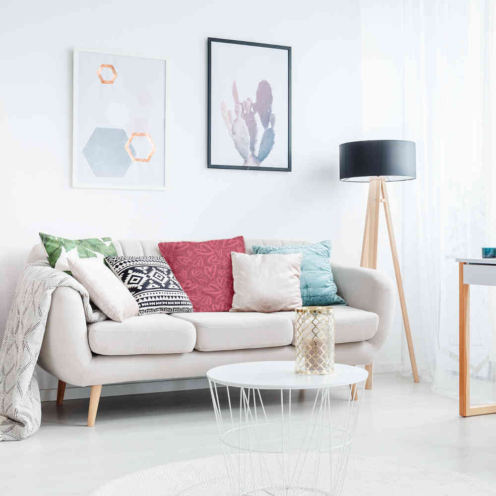 Cuscino sanitario rosso con motivo a cuore rosa