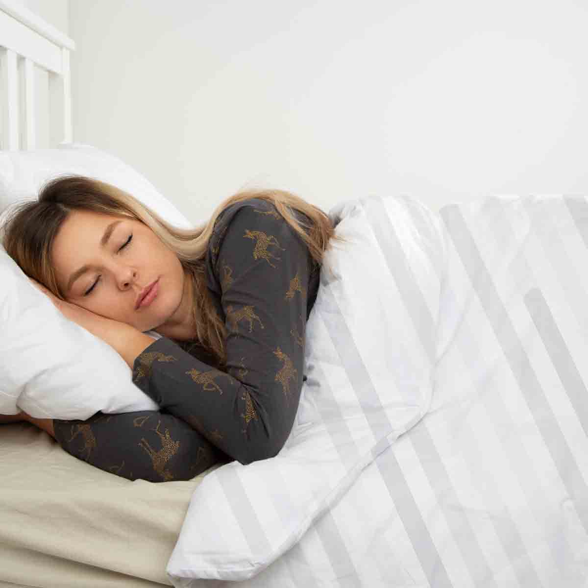 Set di biancheria da letto con coperte terapeutiche bianco con sottili strisce