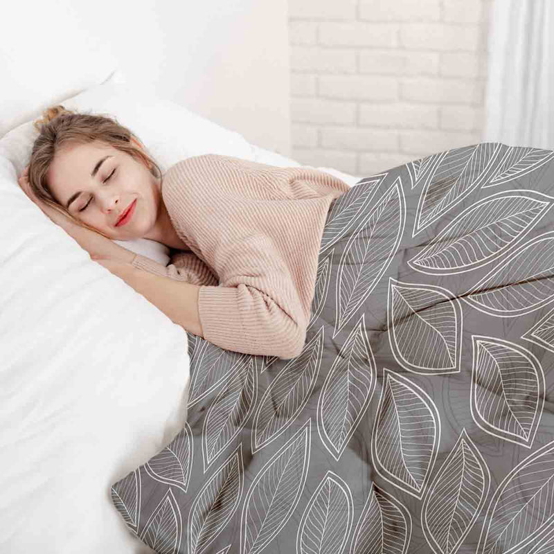 Set di biancheria da letto con coperte terapeutiche grigie con foglie di palma bianche