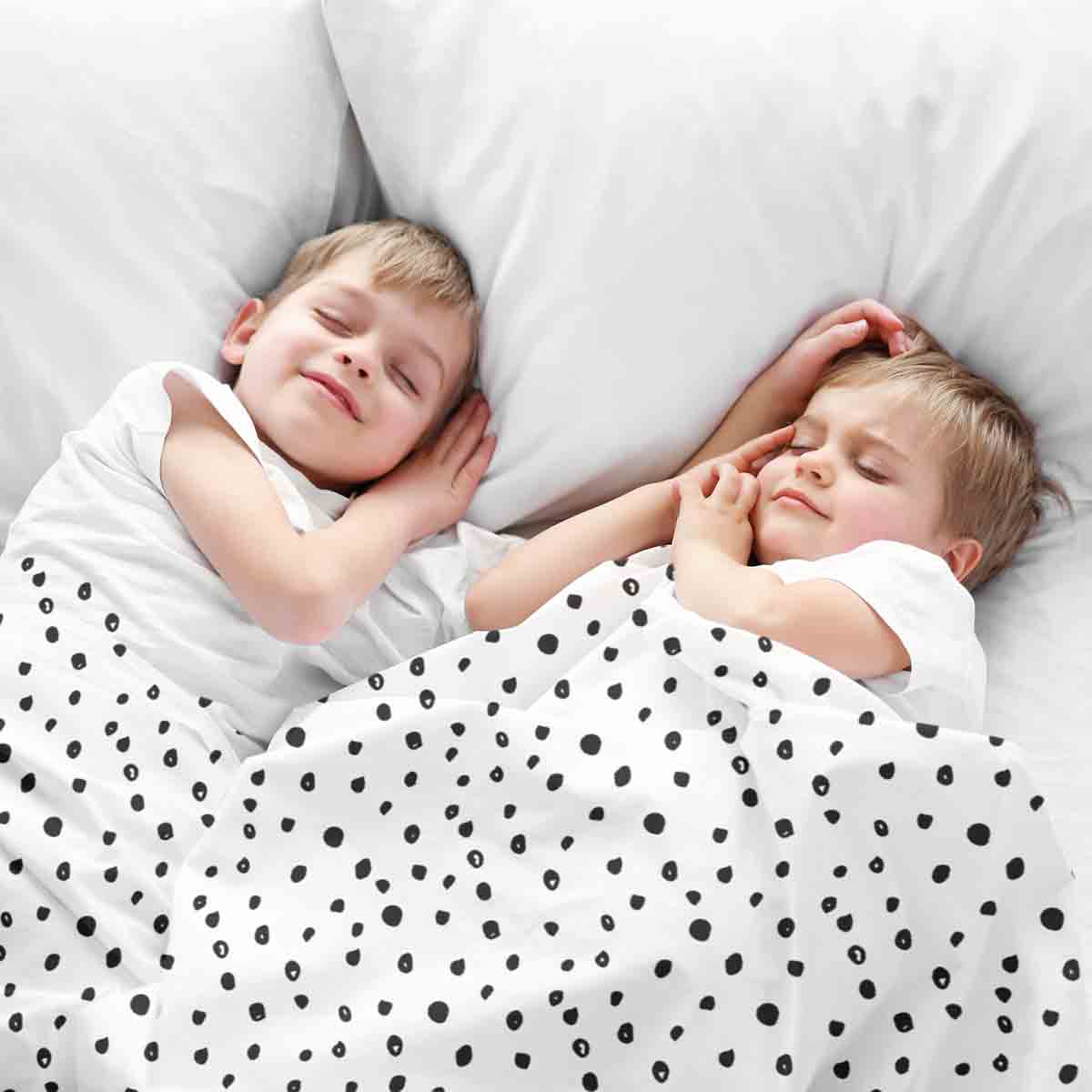 Set di biancheria da letto con coperta terapeutica bianca con molti piccoli puntini