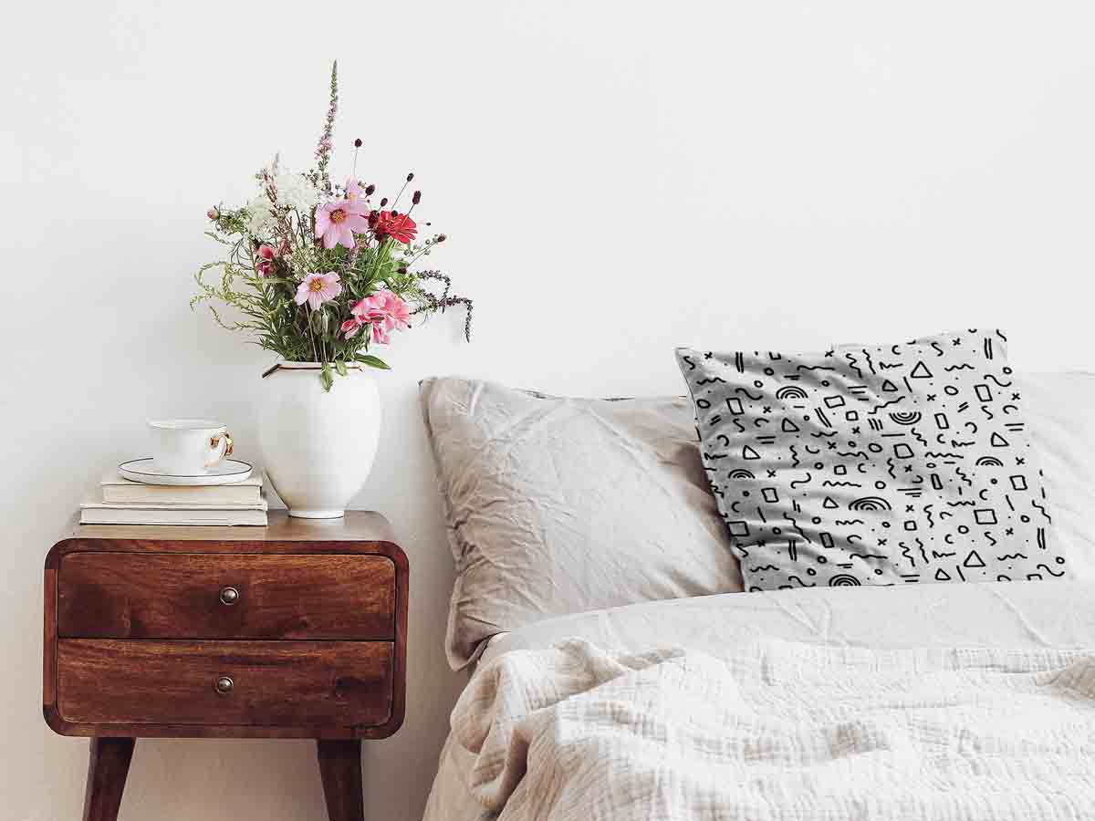 Cuscino sanitario bianco con forme nere