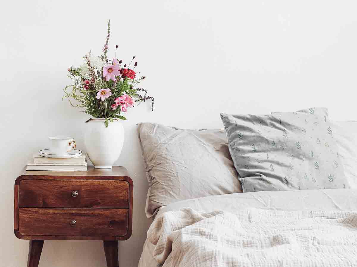 Cuscino sanitario bianco con fiori primaverili