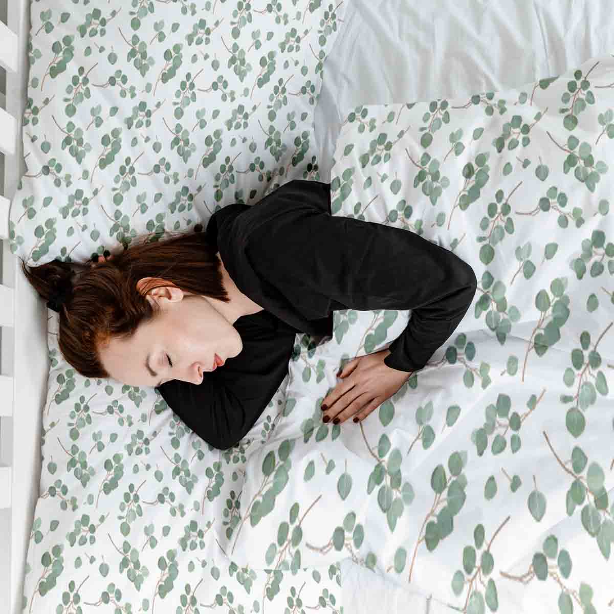 Set di biancheria da letto con coperte terapeutiche bianco con rami di eucalipto