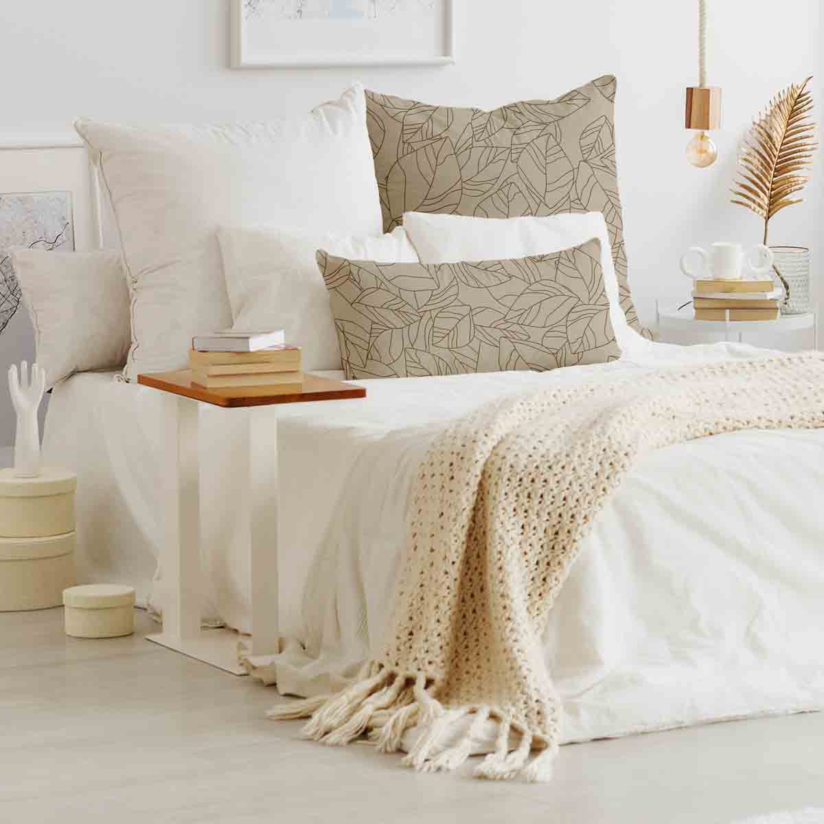 Cuscino sanitario beige con foglia nera
