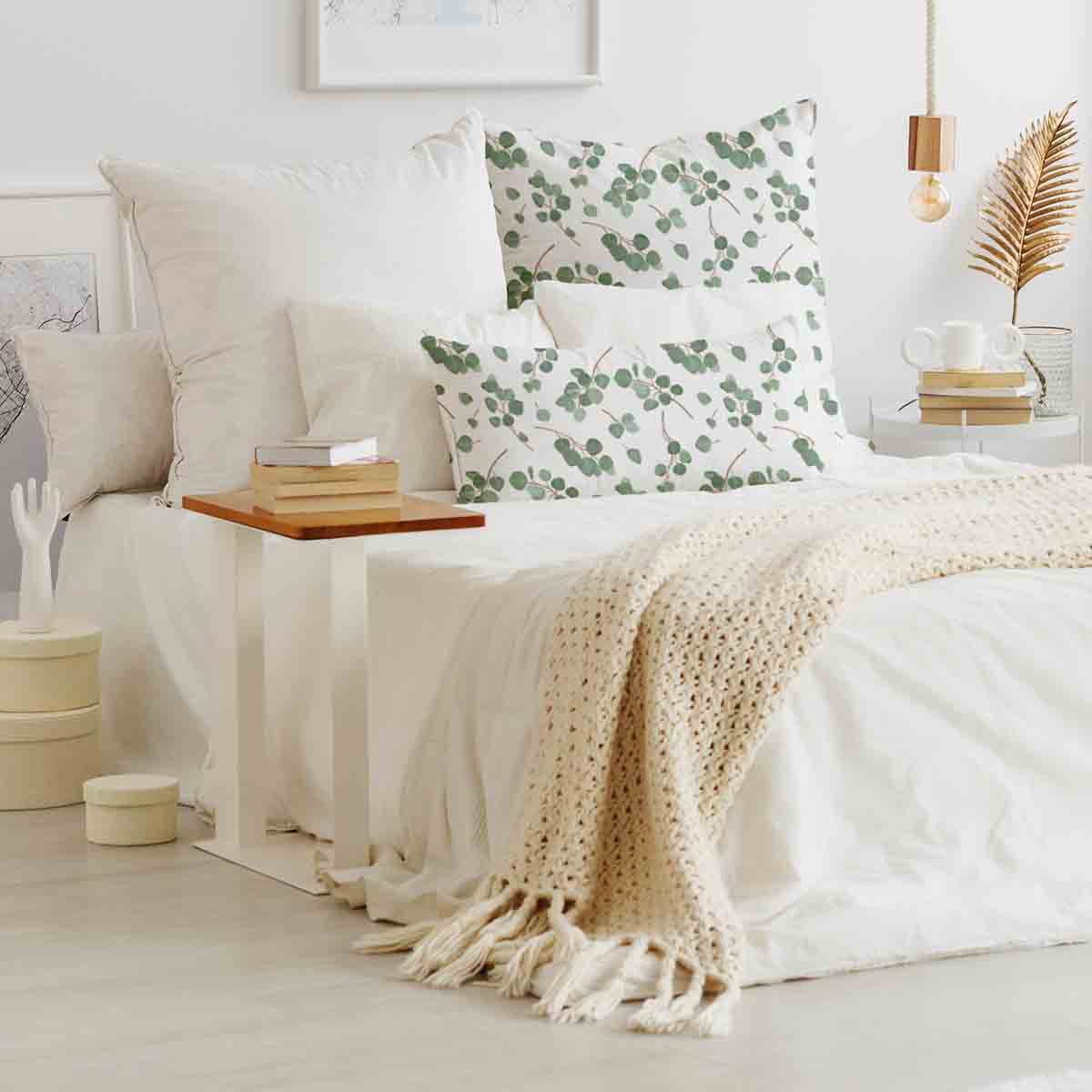 Cuscino salute bianco con rami di eucalipto