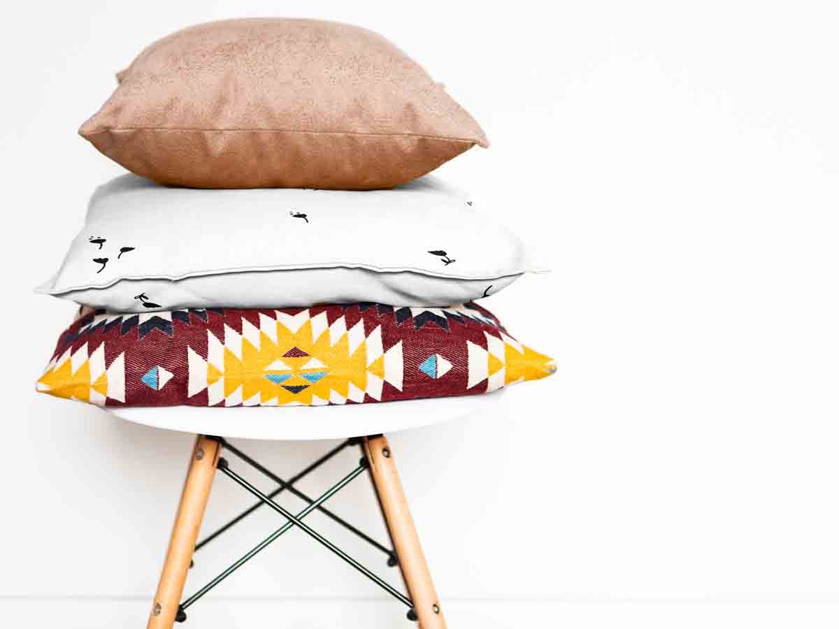 Cuscino salute bianco con soffioni neri
