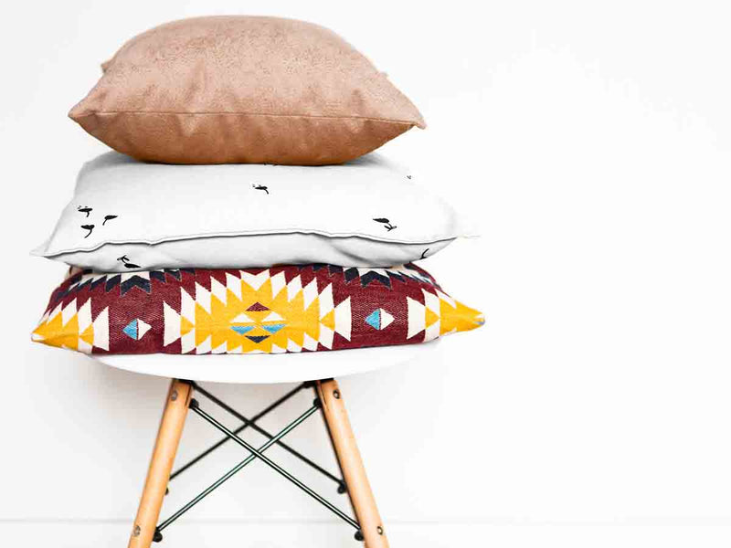 Cuscino salute bianco con soffioni neri