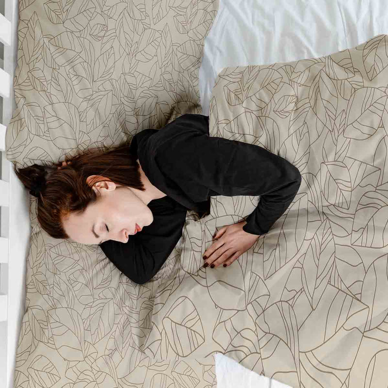 Set di biancheria da letto con coperta terapeutica beige con motivo a foglia nero
