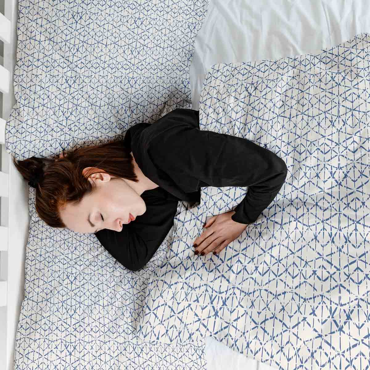 Set di biancheria da letto con coperte terapeutiche bianco con delicate forme blu