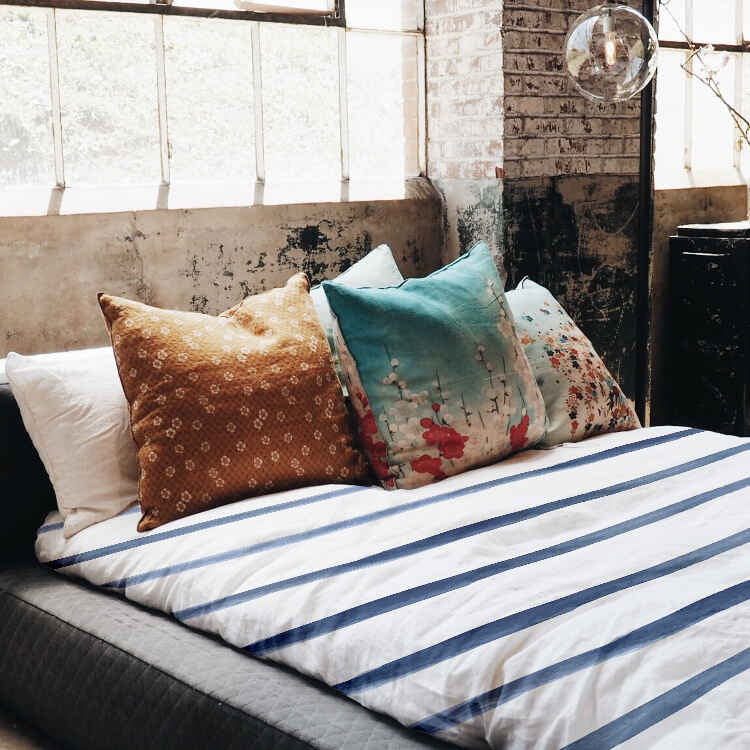Set di biancheria da letto con coperte terapeutiche a righe orizzontali blu