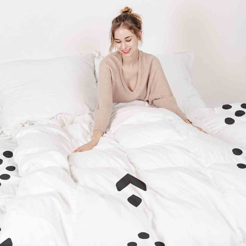 Set di biancheria da letto con coperta terapeutica bianca con motivo a freccia nera