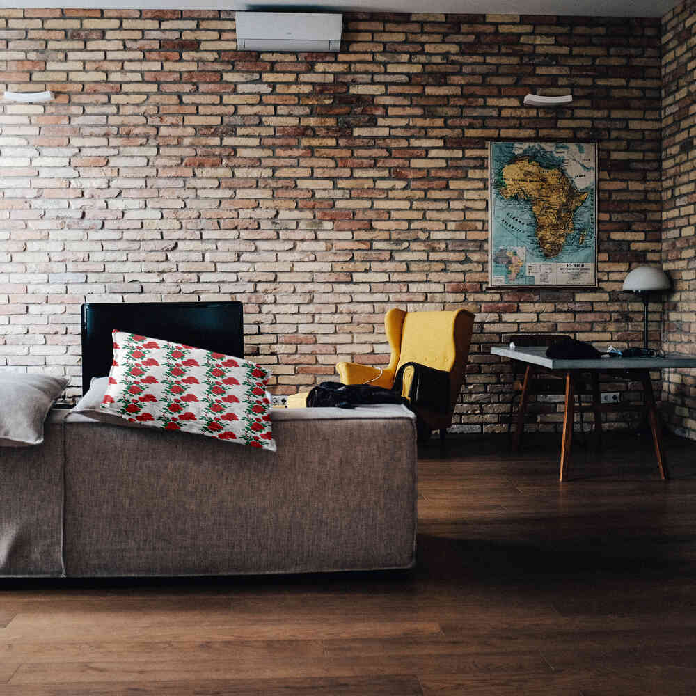 Cuscino sanitario bianco con cespuglio di rose