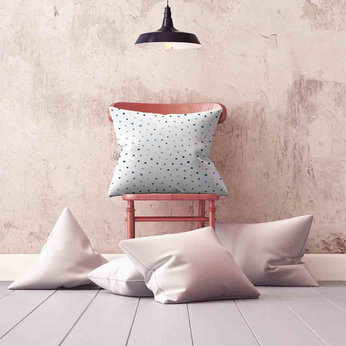 Cuscino sanitario bianco con piccole forme blu