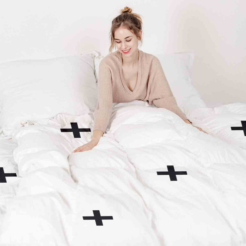 Set di biancheria da letto con coperte terapeutiche con croci nere