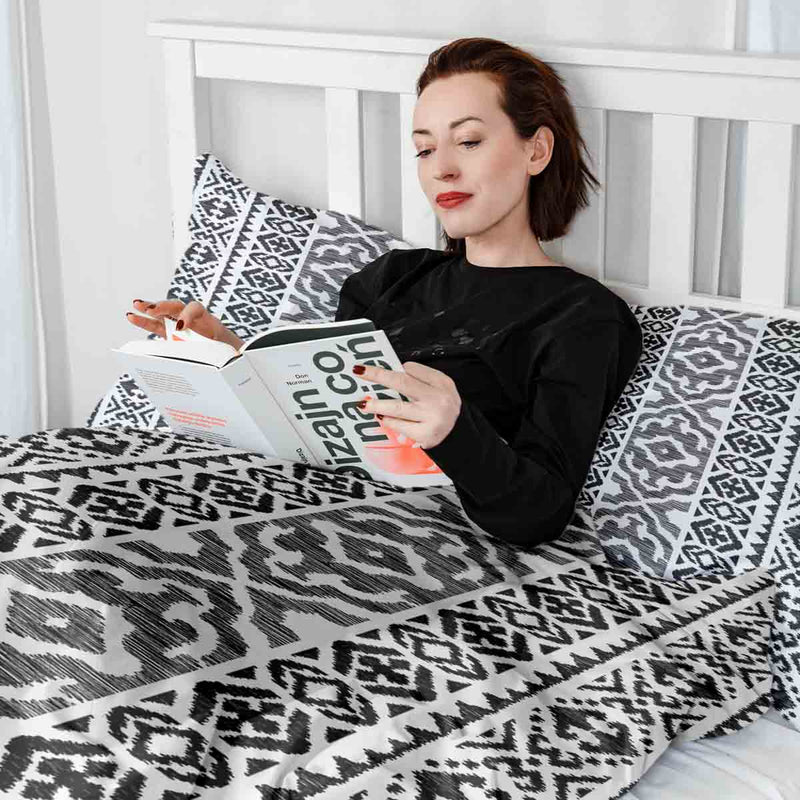Set di biancheria da letto con coperte terapeutiche e forme nere