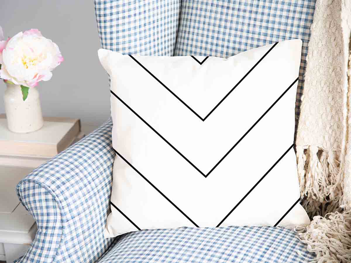 Cuscino sanitario bianco con zigzag nero